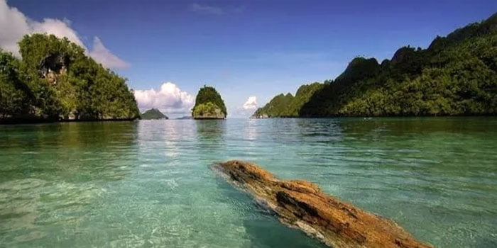 pantai raja ampat pacitan yang bersih