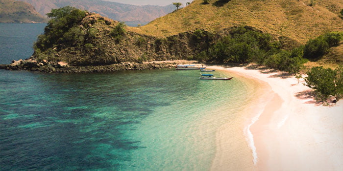 pantai pink taman nasional komodo