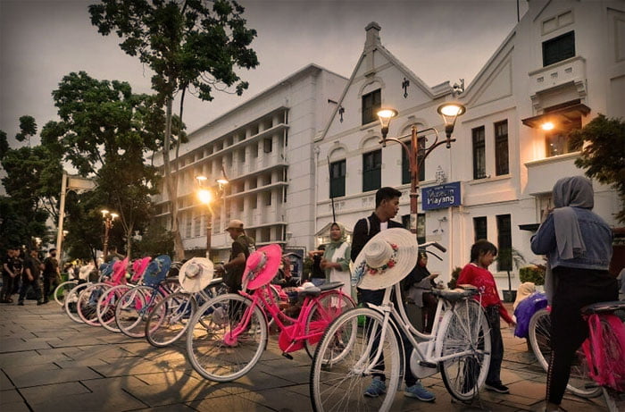 sepedah ontel kawasan wisata kota tua jakarta