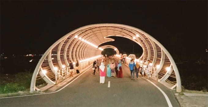 lorong bambo jembatan ikonik pantai boom