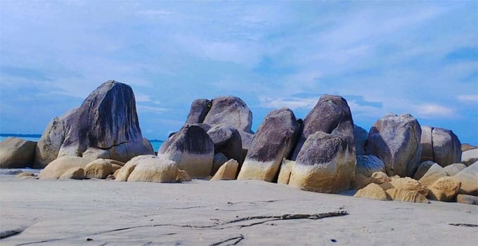 bebatuan granit wisata pantai jambosag